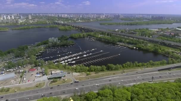 Flygfoto över bron Darnitskiy genom floden Dnipro i Kiev, Ukraina — Stockvideo