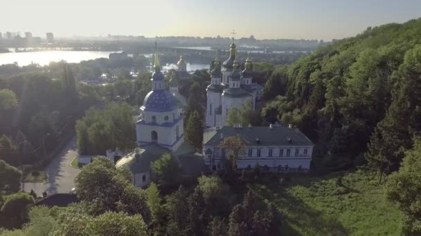 Luchtfoto van bloeiende Seringen en kerk van de botanische tuin, Kiev, Oekraïne — Stockvideo