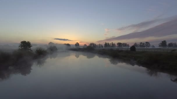 Vista aérea del amanecer sobre el río en la niebla — Vídeo de stock