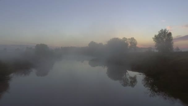 Vista aérea del amanecer sobre el río en la niebla — Vídeos de Stock