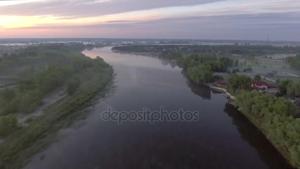 Flygfoto över gryningen över floden i dimma — Stockvideo