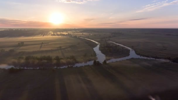 Vista aérea del amanecer sobre el campo en la niebla — Vídeos de Stock