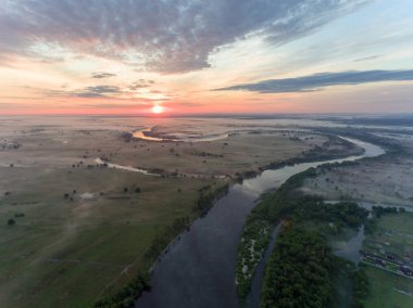 sunrise, sabah sis Nehri üzerinde sinek nehirde havadan görünümü