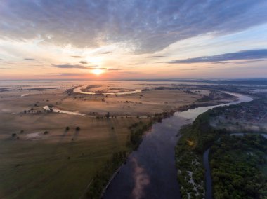 gündoğumu nehirde havadan görünümü