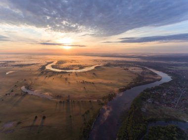 sunrise, sabah sis Nehri üzerinde sinek nehirde havadan görünümü