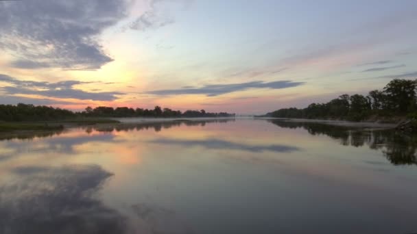 Luchtfoto van de dageraad over de rivier in de mist — Stockvideo