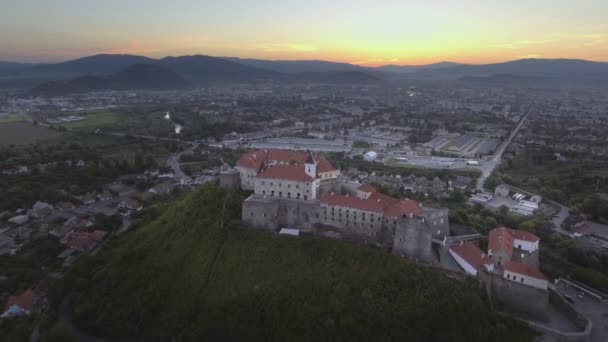 Vista aérea del castillo de Mukachevo Fortaleza medieval de Palanok en Ucrania occidental — Vídeos de Stock