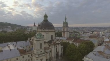 Uçan Dominik Kilisesi eski şehri Lviv, Ukrayna üzerinden
