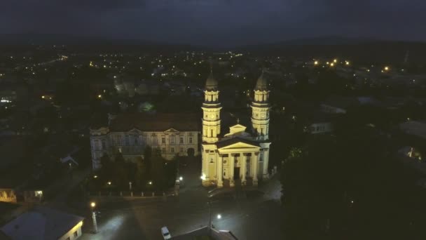 Vliegende over de Heilige Kruis Grieks-katholieke kathedraal in Oezjhorod, Transcarpathia, Oekraïne — Stockvideo