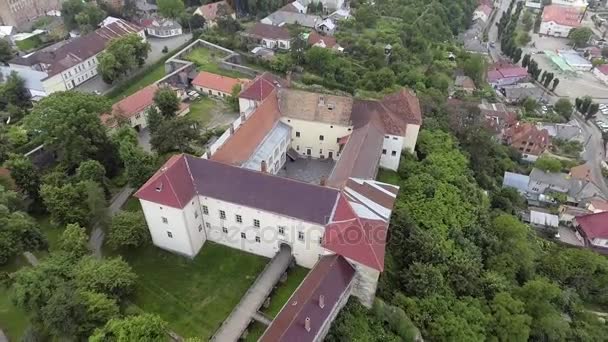 Luchtfoto van de Oezjhorod kasteel, Oekraïne — Stockvideo