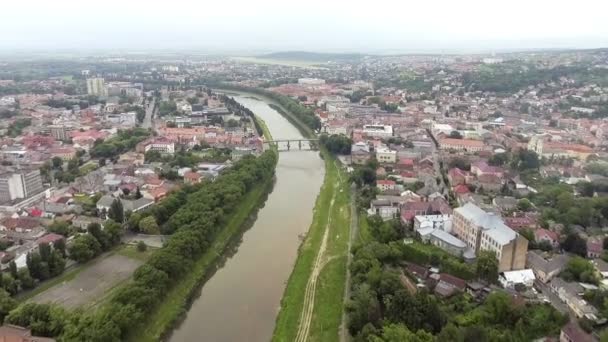 Πετώντας πάνω από την πόλη Uzhgorod Ουκρανία — Αρχείο Βίντεο