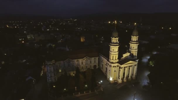 Πετώντας πάνω από Τιμίου Σταυρού Ελληνική καθολική Μητρόπολη στην Uzhhorod, Transcarpathia, Ουκρανία — Αρχείο Βίντεο