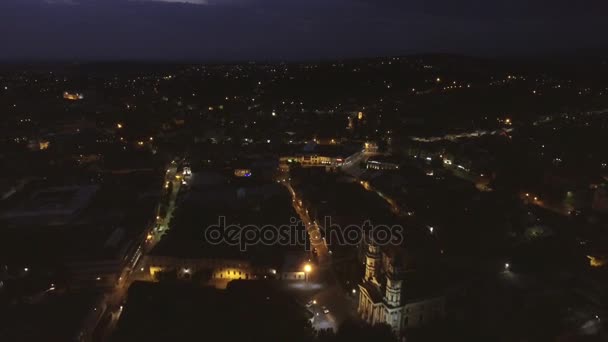 Gece Uzhgorod city Ukrayna üzerinden uçan — Stok video