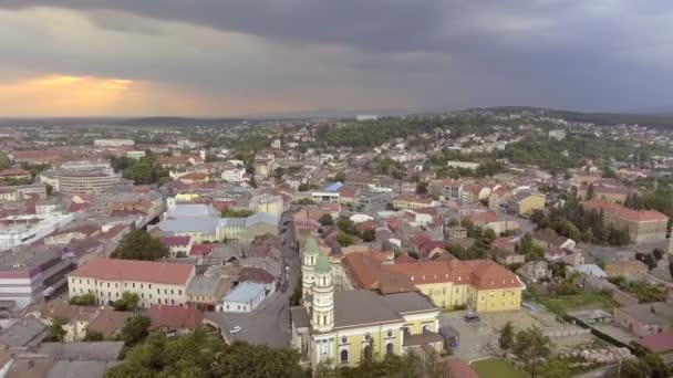 Survol de la cathédrale grecque catholique de Sainte-Croix à Uzhhorod, Transcarpathie, Ukraine — Video