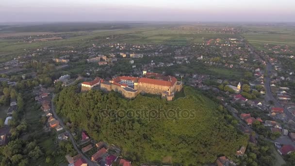 Vista aérea do castelo de Mukachevo Fortaleza medieval de Palanok na Ucrânia — Vídeo de Stock