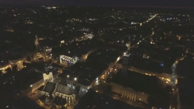 Uçan üzerinde gece Old City Lviv, Ukrayna