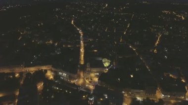 Uçan üzerinde gece Old City Lviv, Ukrayna