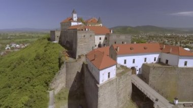 Hisar/kale mimarisinin eşsiz örnek. Palanok Kalesi. Mukachevo, Ukrayna
