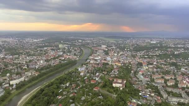 Voando sobre Uzhgorod cidade Ucrânia — Vídeo de Stock