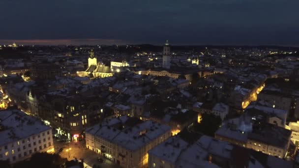 Fliegen über Nacht alte Stadt lviv, Ukraine — Stockvideo