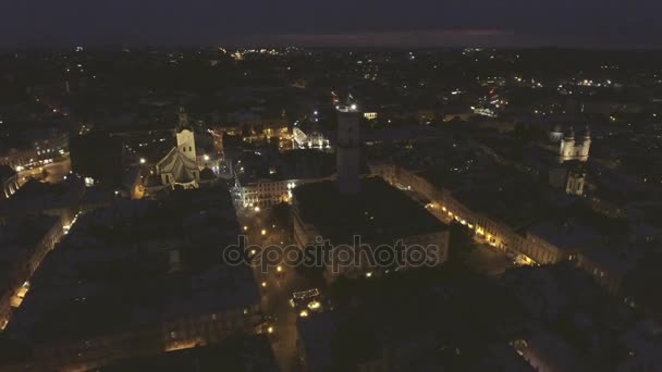 Volare sopra la notte Città Vecchia Lviv, Ucraina — Video Stock