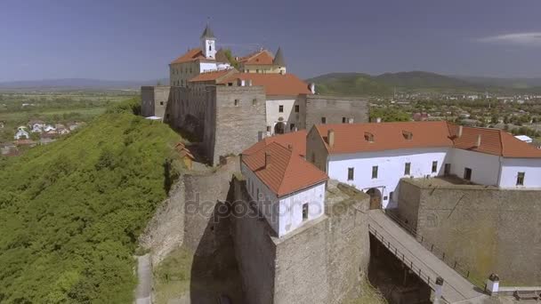 Det unika provet av fästningsarkitektur. Palanok slottet. Mukachevo, Ukraina — Stockvideo