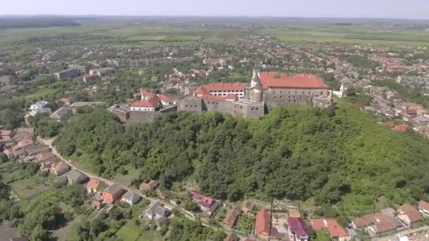 Vista aérea del castillo de Mukachevo Fortaleza medieval Palanok en Ucrania — Vídeos de Stock