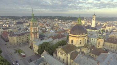 Lviv City, Ukrayna üzerinden uçan. Antik kentin Panoraması.