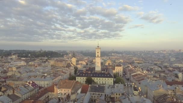 Flygande över staden Lviv, Ukraina. Panorama över den antika staden. — Stockvideo