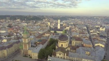 Lviv City, Ukrayna üzerinden uçan. Antik kentin Panoraması.
