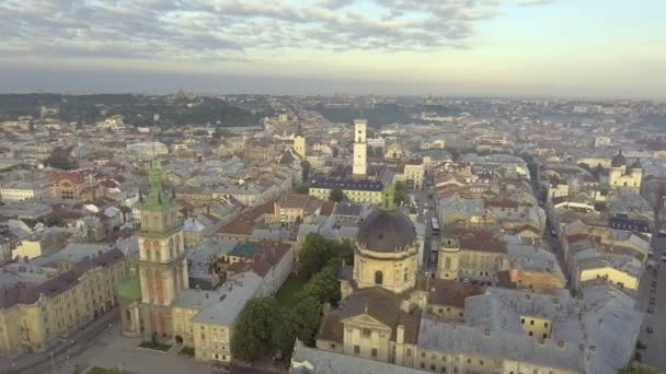 Vliegen over de stad Lviv, Oekraïne. Panorama van de oude stad. — Stockvideo
