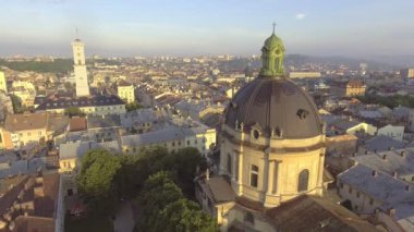 Lviv City, Ukrayna üzerinden uçan. Antik kentin Panoraması.