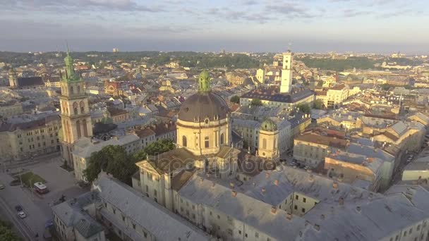 Lviv 시, 우크라이나를 통해 비행입니다. 고 대 시의 파노라마. — 비디오