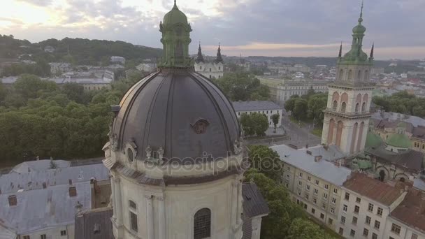 Iglesia dominicana en Lviv. Buenos días Roofs. Ciudad vieja aérea, Ucrania — Vídeo de stock