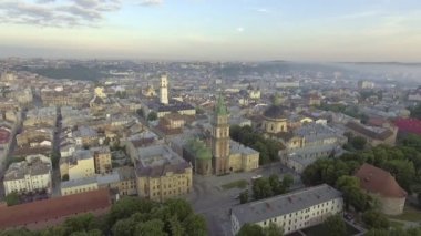 Lviv City, Ukrayna üzerinden uçan. Antik kentin Panoraması.