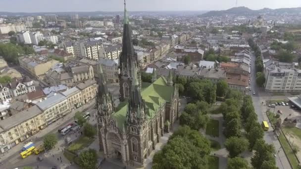 Vliegen over de kerk van St. Elisabeth In Lviv, Oekraïne — Stockvideo