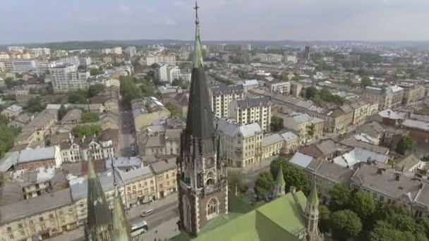 Vista aérea de la Iglesia de Santa Isabel en Lviv, Ucrania — Vídeos de Stock