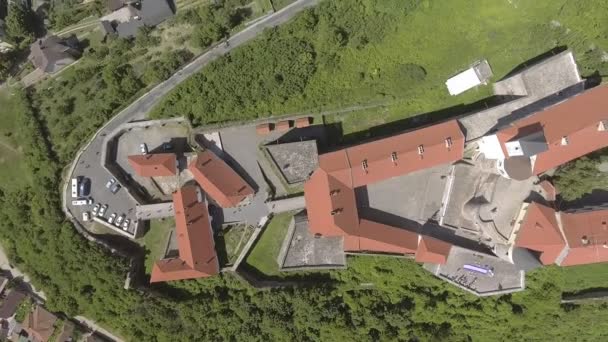 Vista aérea del castillo de Mukachevo Fortaleza medieval Palanok en Ucrania — Vídeo de stock