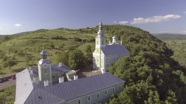 Vliegen over Saint Nicholas Monastery, Moekatsjevo, Oekraïne — Stockvideo