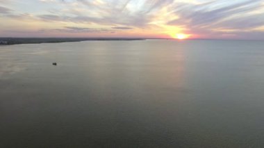 Anteni: Okyanus deniz gündoğumu. Güzel bir doğal atış okyanus üzerinde yükselen güneş