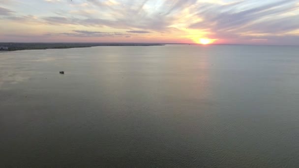 AERIAL: Ocean Sea Sunrise. Un hermoso plano panorámico del sol saliendo sobre el océano — Vídeo de stock