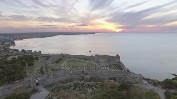 Vue aérienne de la vieille forteresse de Belgorod-Dniester au lever du soleil, en Ukraine — Video