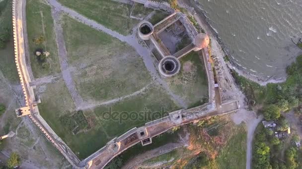 A légi felvétel a régi erőd, Belgorod-Dnyeszter napkeltekor, Ukrajna — Stock videók
