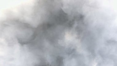 Bulutların sinek. Düşük ışık cloudscapes.