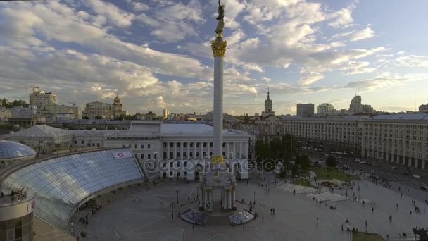 Kiev, Ukraina - juli 6,2017: antenn. Berehynia Monument, torg av självständighet i Kiev, Ukraina — Stockvideo