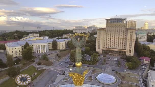 基辅，乌克兰-7 月 6,2017： 空中。Berehynia 纪念碑，在乌克兰首都基辅的独立广场 — 图库视频影像