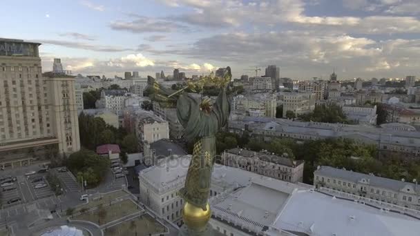 KIEV, UCRANIA - 6 DE JULIO DE 2017: AERIAL. Monumento a Berehynia, Plaza de la Independencia en Kiev, Ucrania — Vídeos de Stock