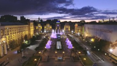 Kiev, Ukrayna - Temmuz 6,2017: hava. Gece güzel Çeşmede bağımsızlık Meydanı Kiev, Ukrayna