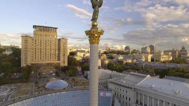 KIEV, UCRANIA - 6 DE JULIO DE 2017: AERIAL. Monumento a Berehynia, Plaza de la Independencia en Kiev, Ucrania — Vídeo de stock