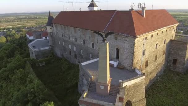 Vista aérea do castelo de Mukachevo Fortaleza medieval de Palanok na Ucrânia — Vídeo de Stock